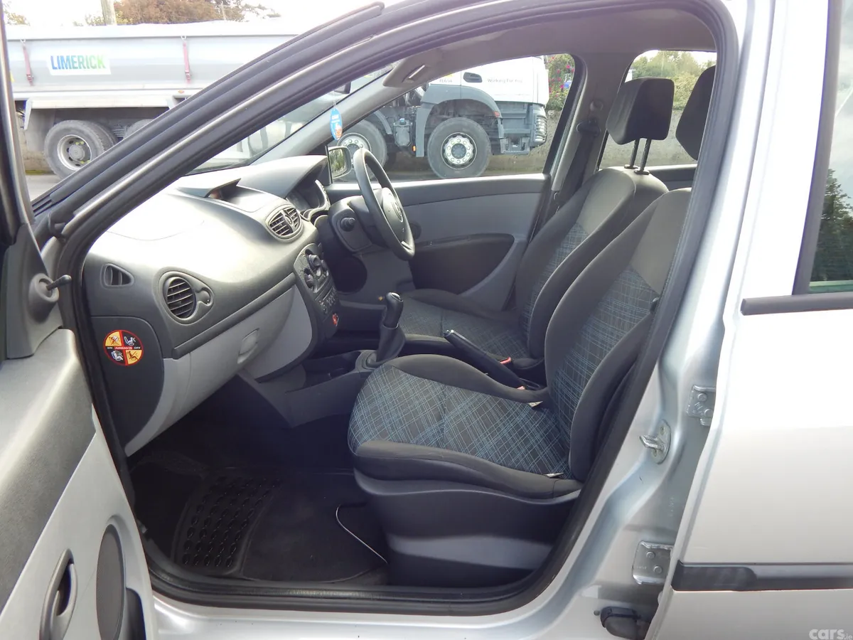 Renault Clio Hatchback, Petrol, 2006, Silver