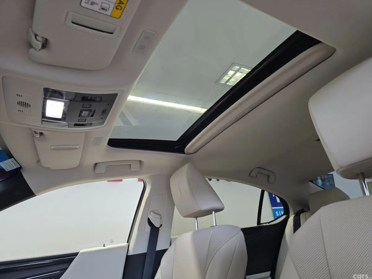 Lexus ES Saloon, Petrol Hybrid, 2025, Silver