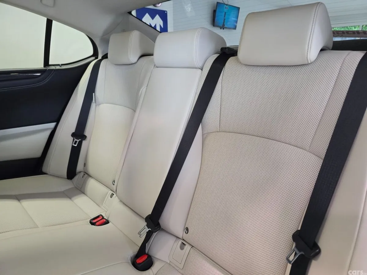 Lexus ES Saloon, Petrol Hybrid, 2025, Silver