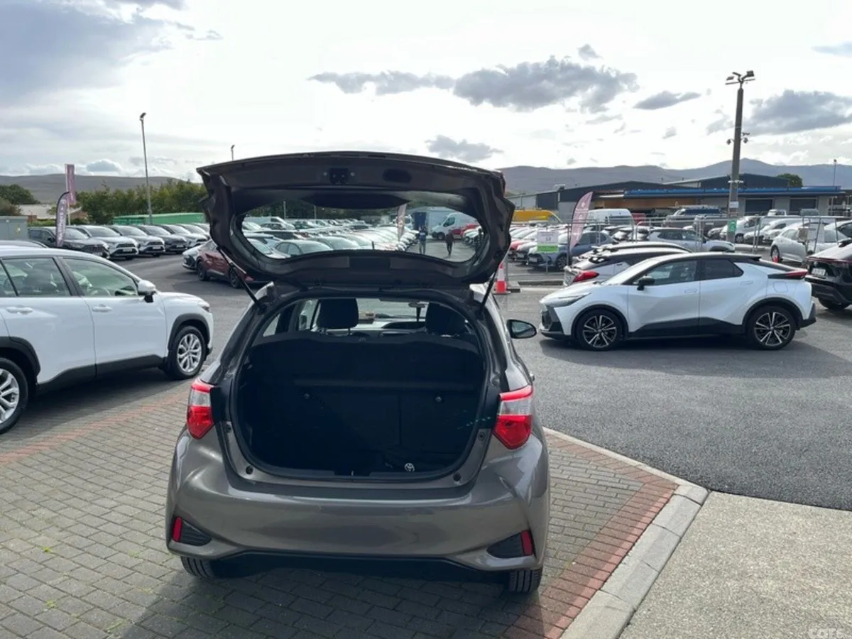 Toyota Yaris Hatchback, Petrol Hybrid, 2019, Grey