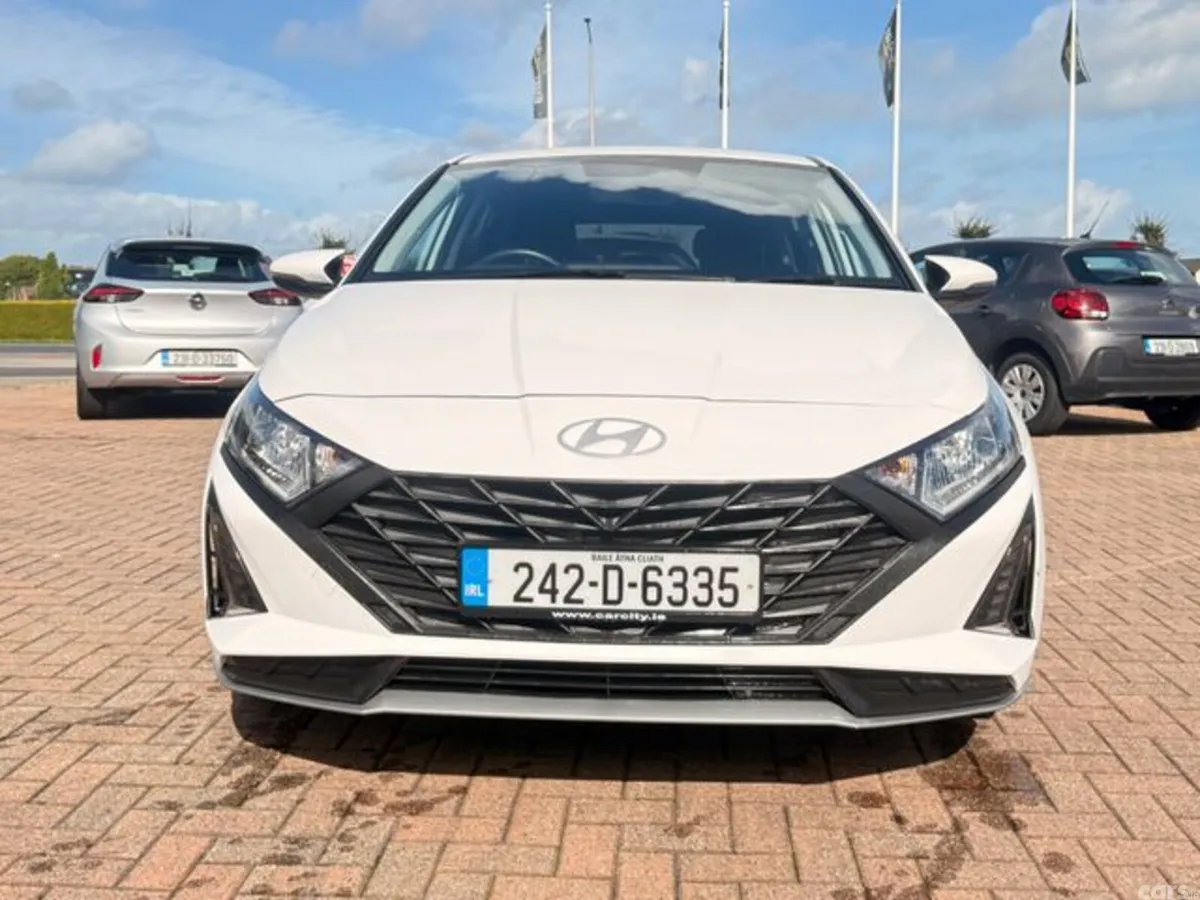 Hyundai i20 Hatchback, Petrol, 2024, White