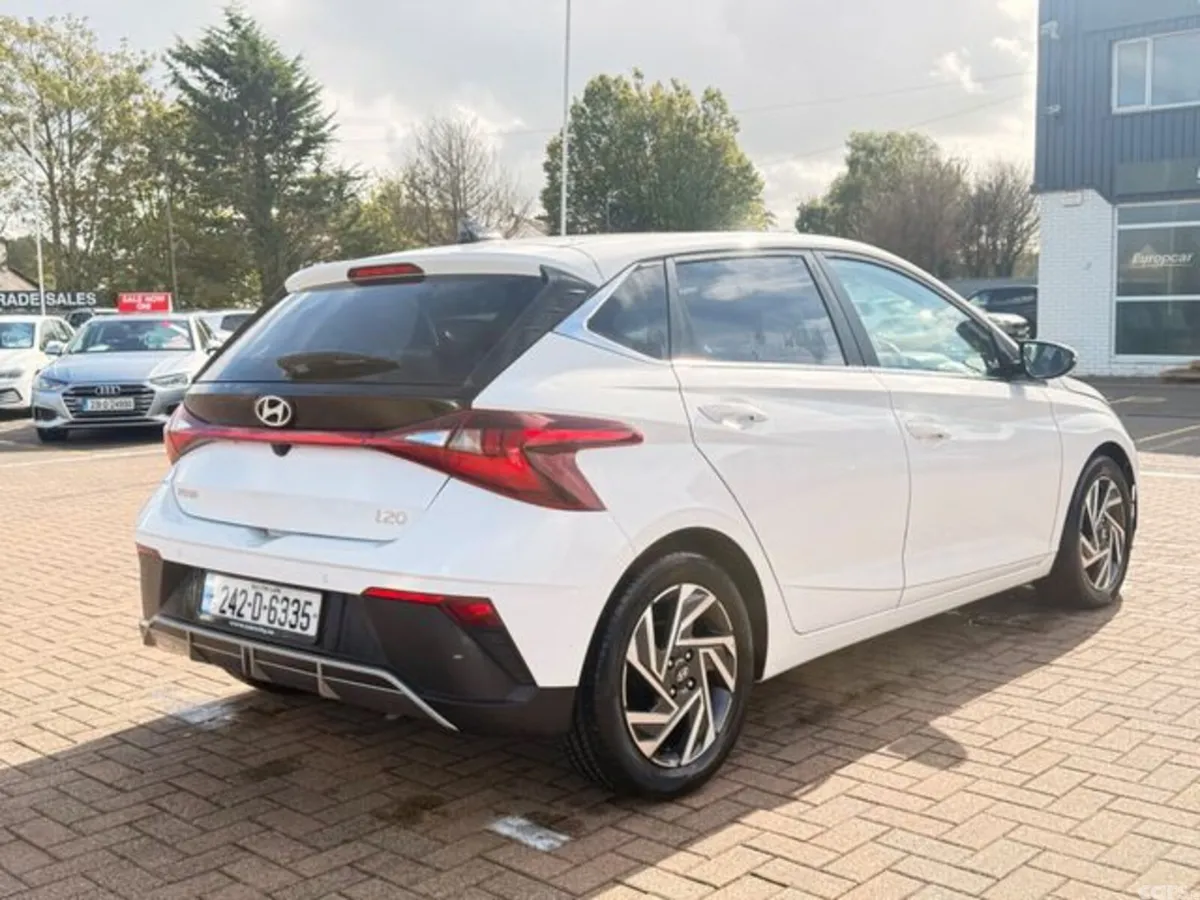 Hyundai i20 Hatchback, Petrol, 2024, White