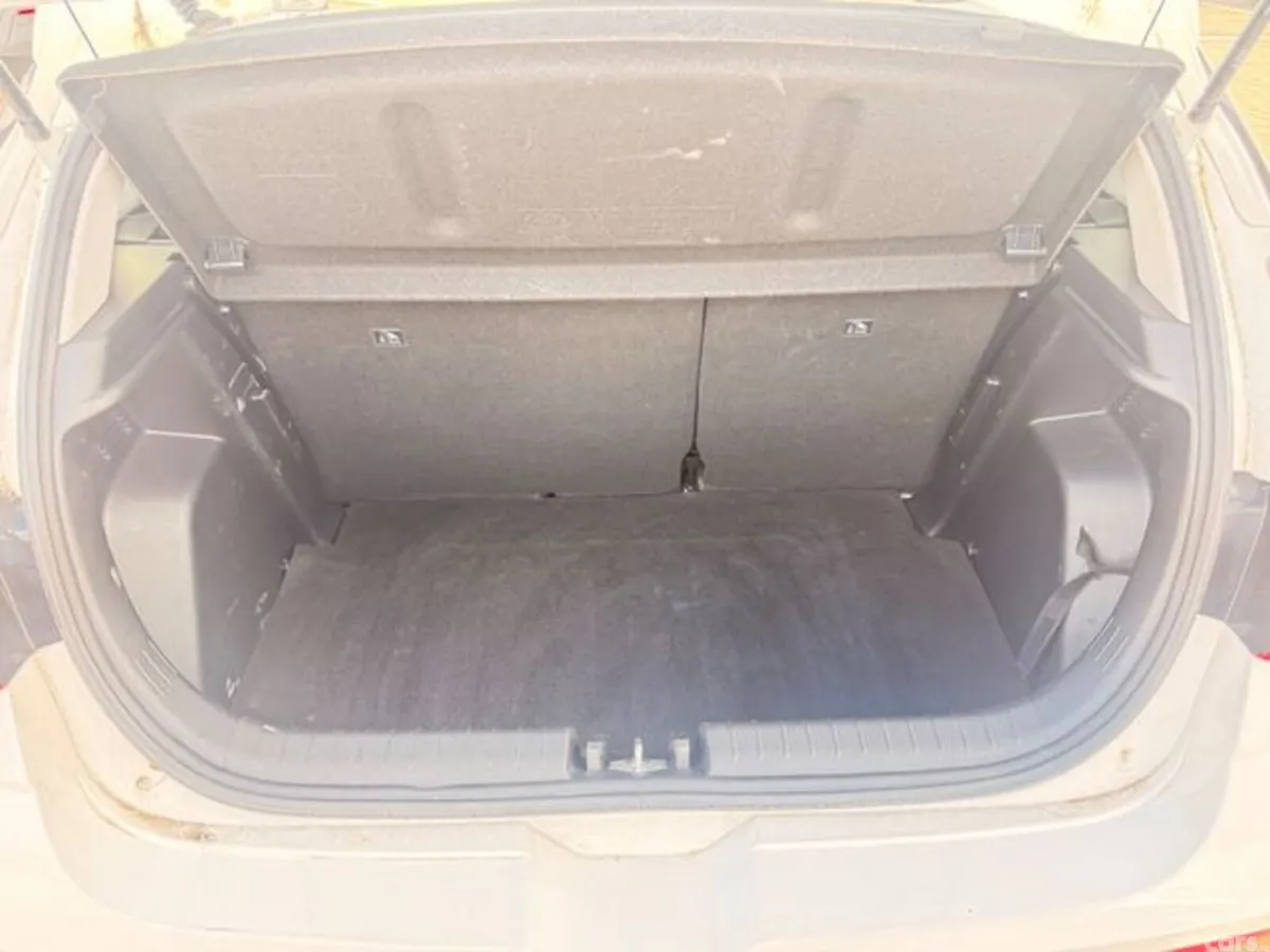 Hyundai i20 Hatchback, Petrol, 2024, White