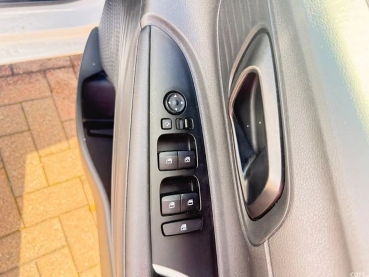 Hyundai i20 Hatchback, Petrol, 2024, White