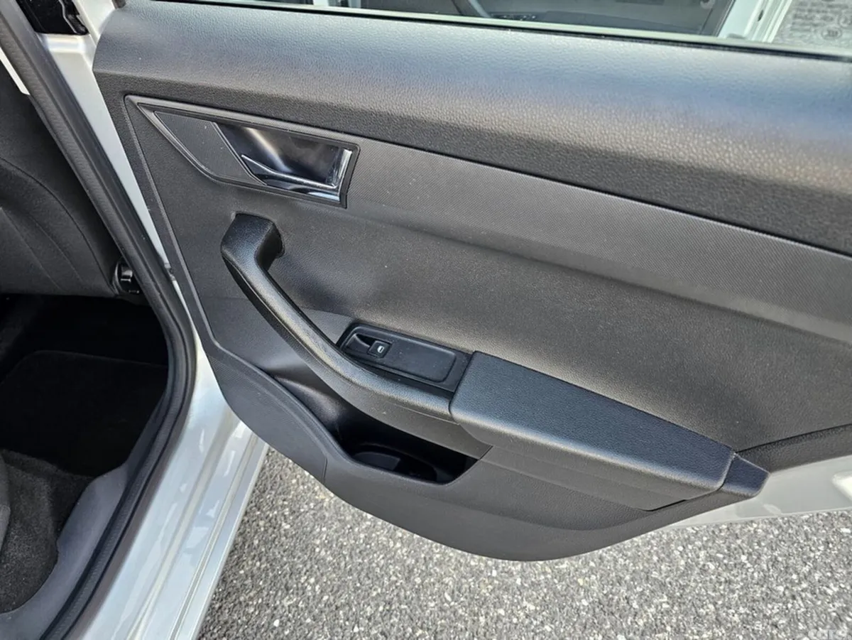 Skoda Fabia Hatchback, Petrol, 2015, Silver