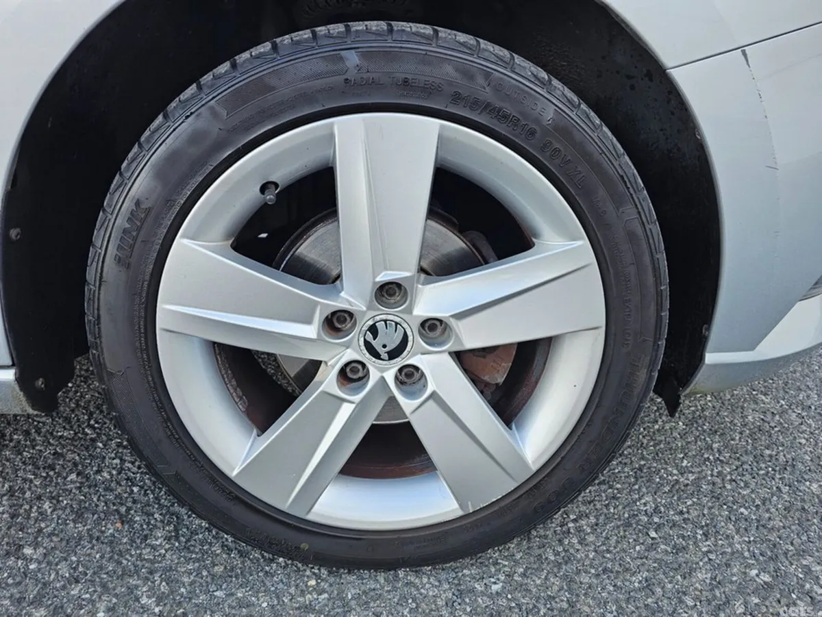 Skoda Fabia Hatchback, Petrol, 2015, Silver