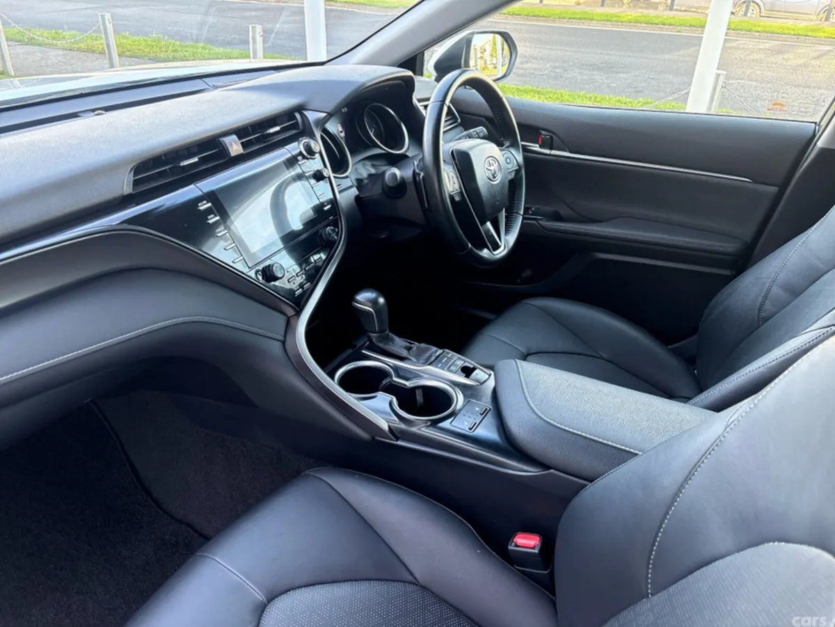 Toyota Camry Saloon, Petrol Hybrid, 2019, White