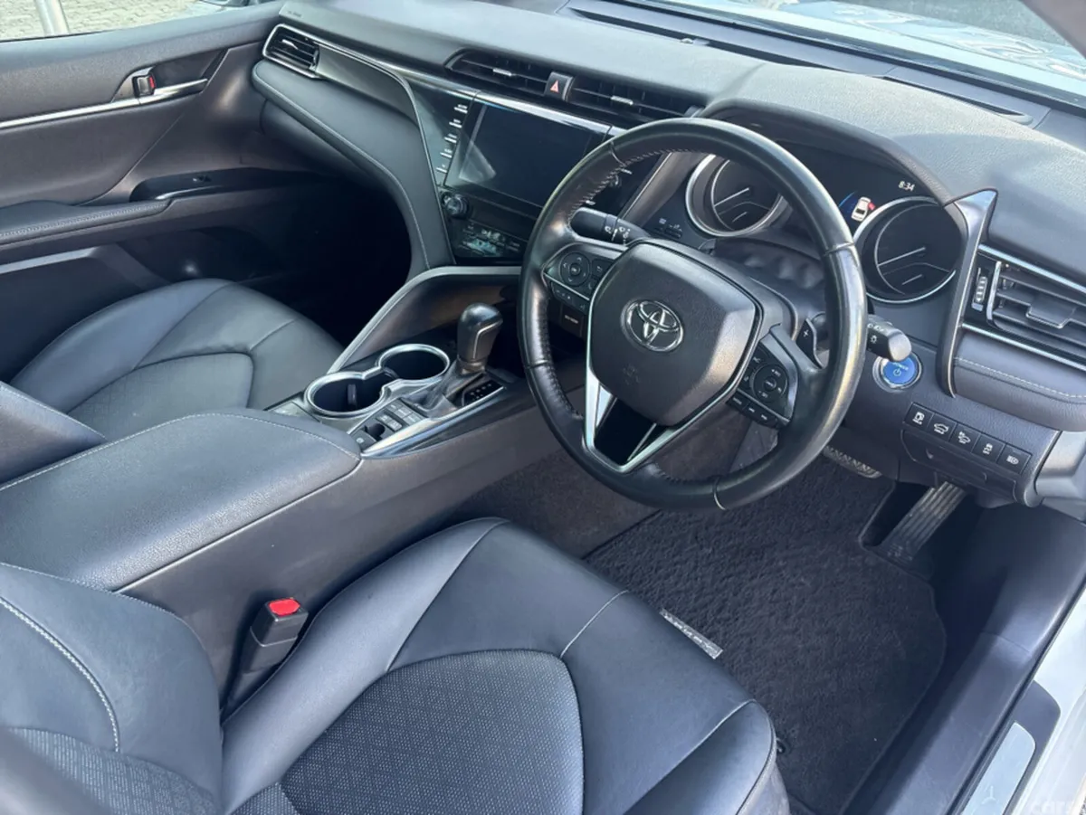 Toyota Camry Saloon, Petrol Hybrid, 2019, White
