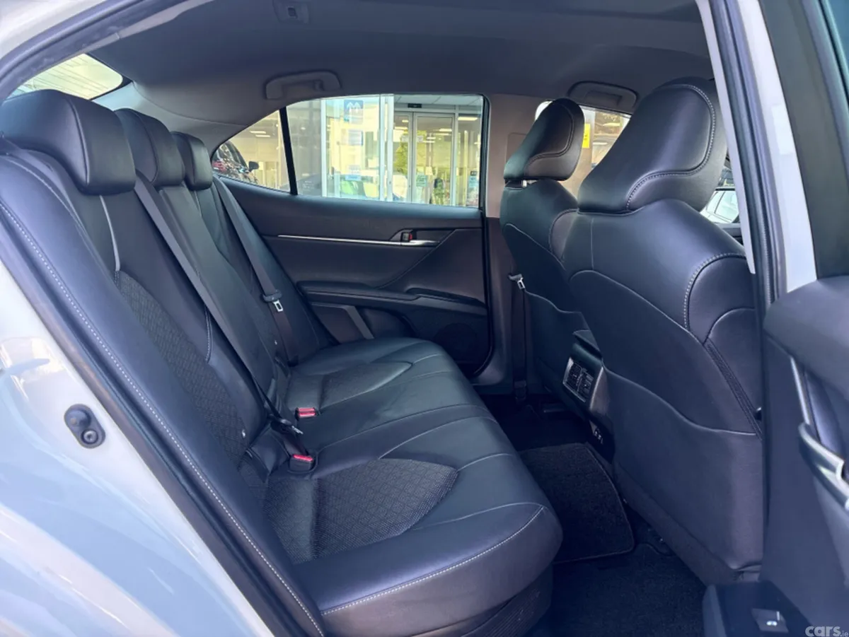 Toyota Camry Saloon, Petrol Hybrid, 2019, White