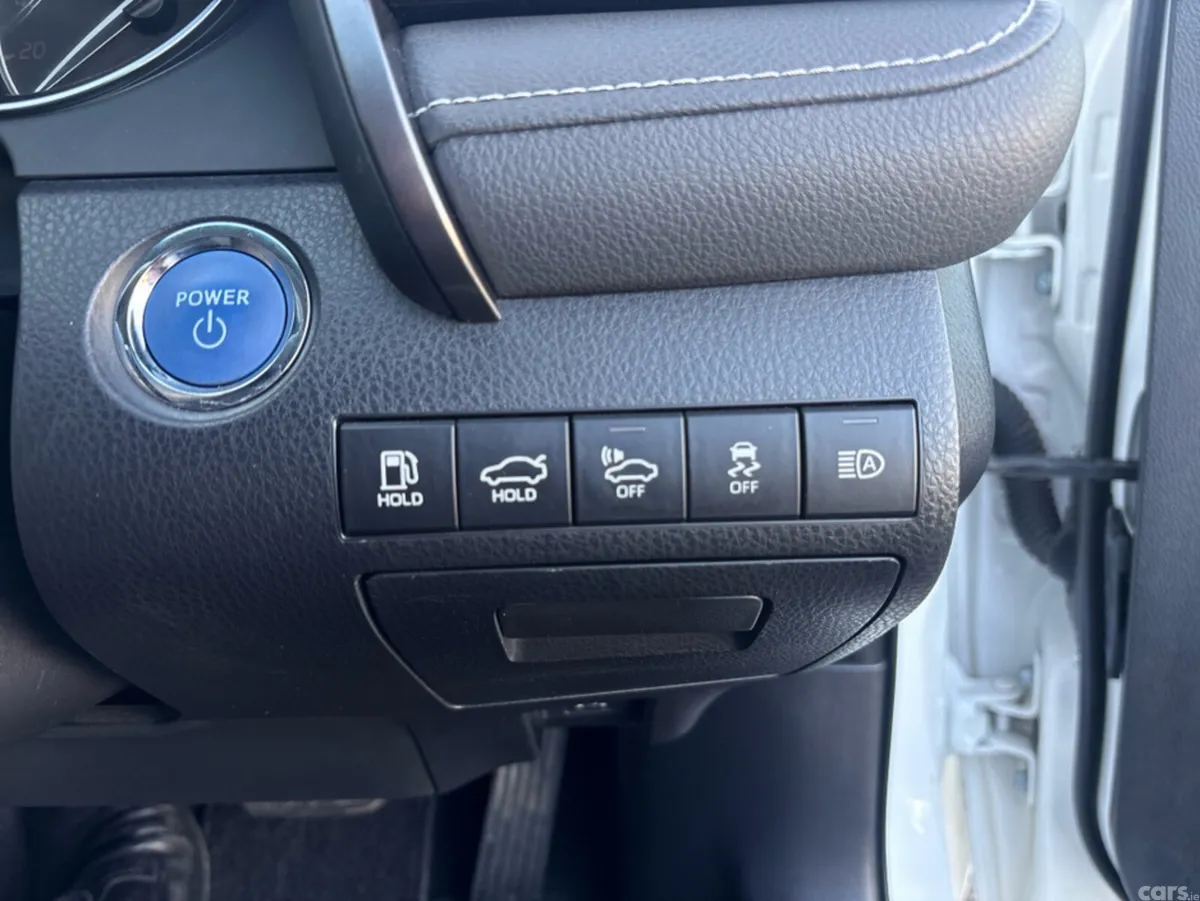Toyota Camry Saloon, Petrol Hybrid, 2019, White