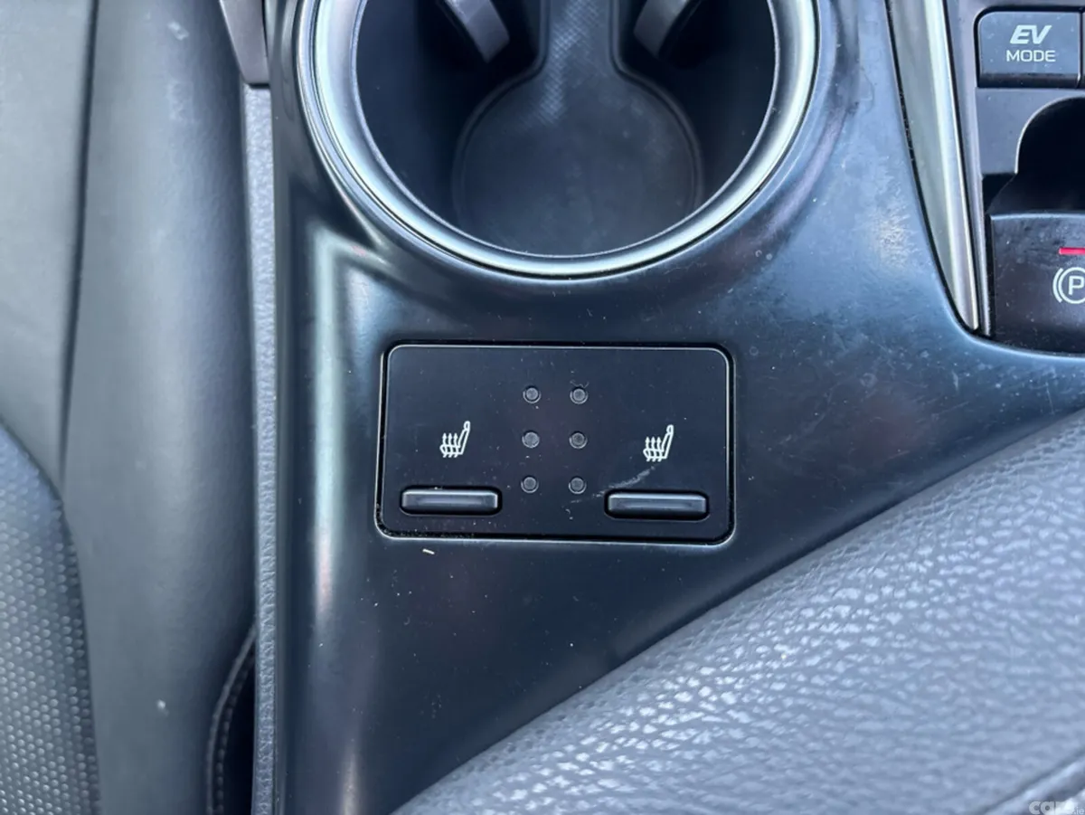 Toyota Camry Saloon, Petrol Hybrid, 2019, White