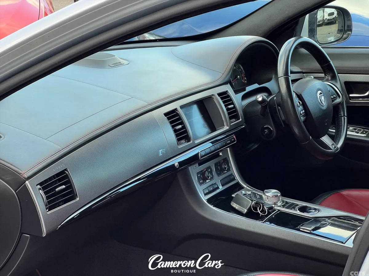 Jaguar XF Saloon, Petrol, 2013, Silver