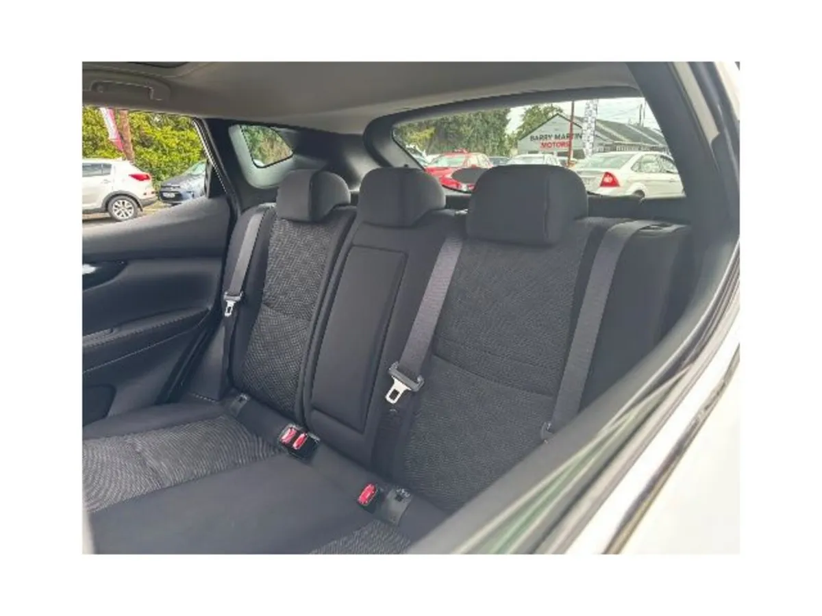 Nissan Qashqai MPV, Petrol, 2016, White