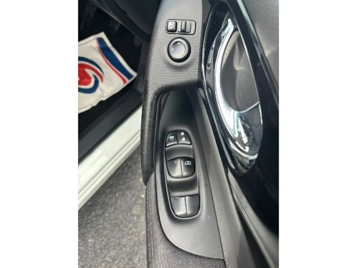 Nissan Qashqai MPV, Petrol, 2016, White