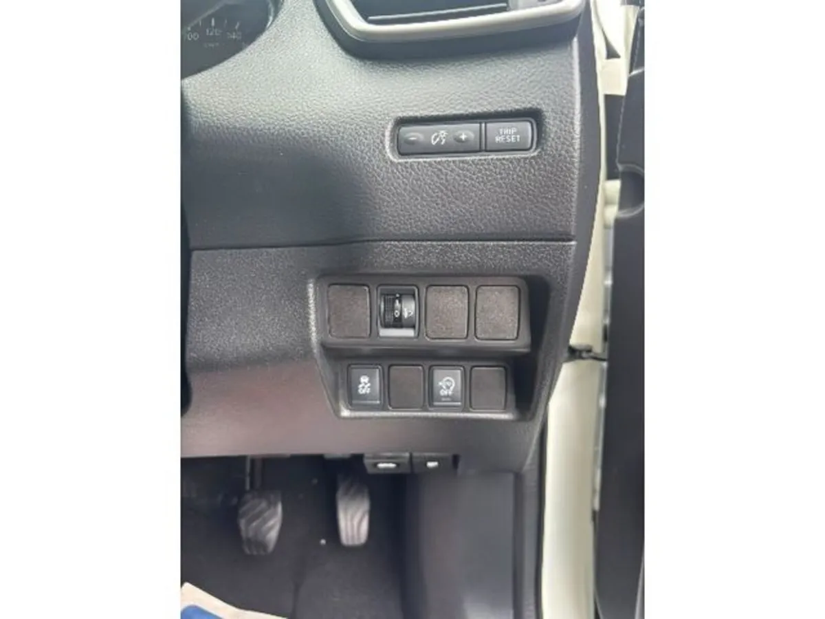 Nissan Qashqai MPV, Petrol, 2016, White