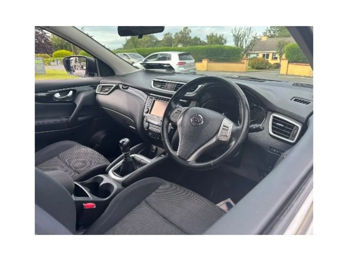 Nissan Qashqai MPV, Petrol, 2016, White