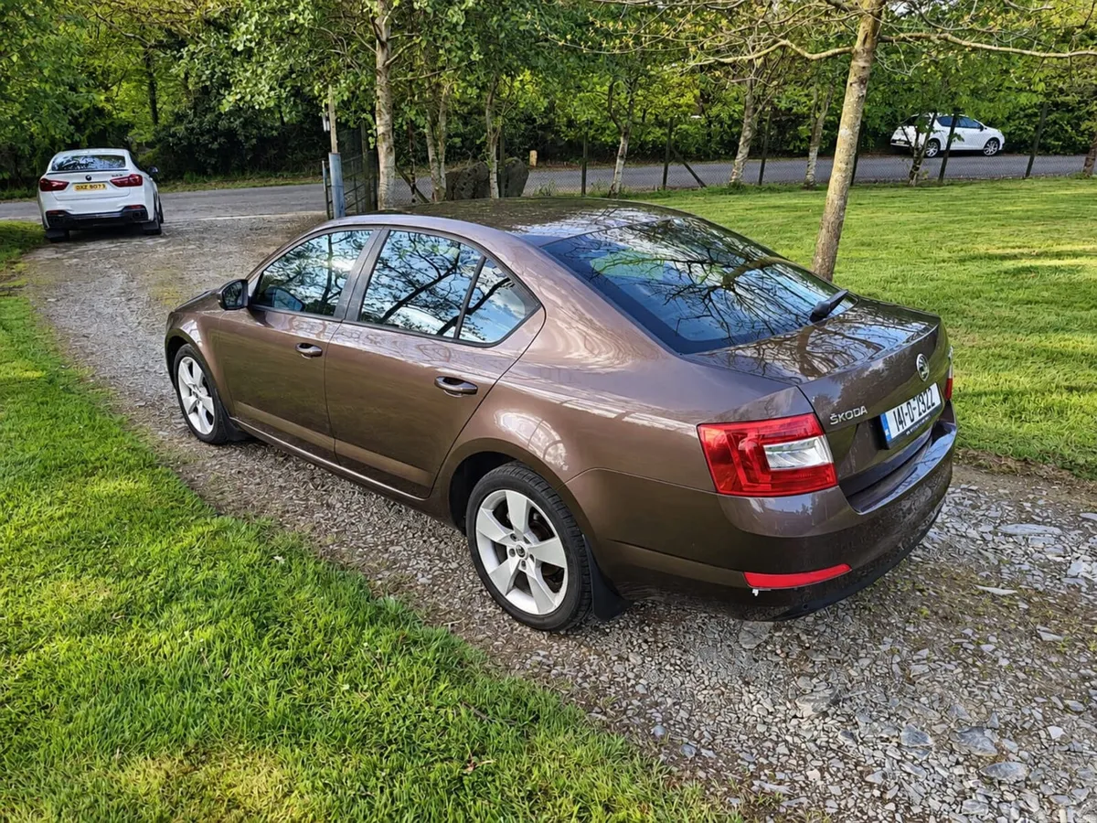 Skoda Octavia Saloon, Diesel, 2014, Brown