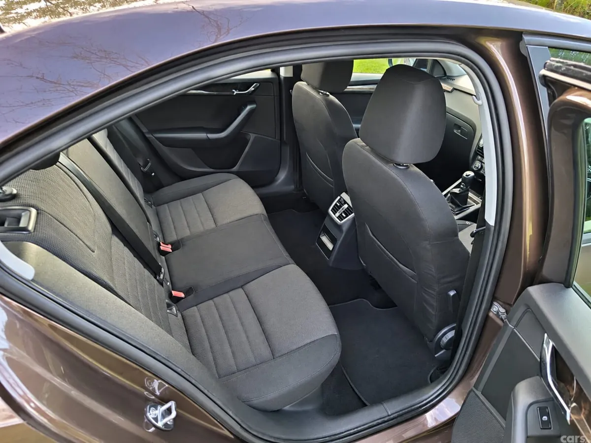 Skoda Octavia Saloon, Diesel, 2014, Brown