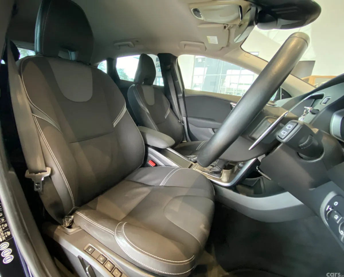 Volvo V40 Hatchback, Diesel, 2016, Blue