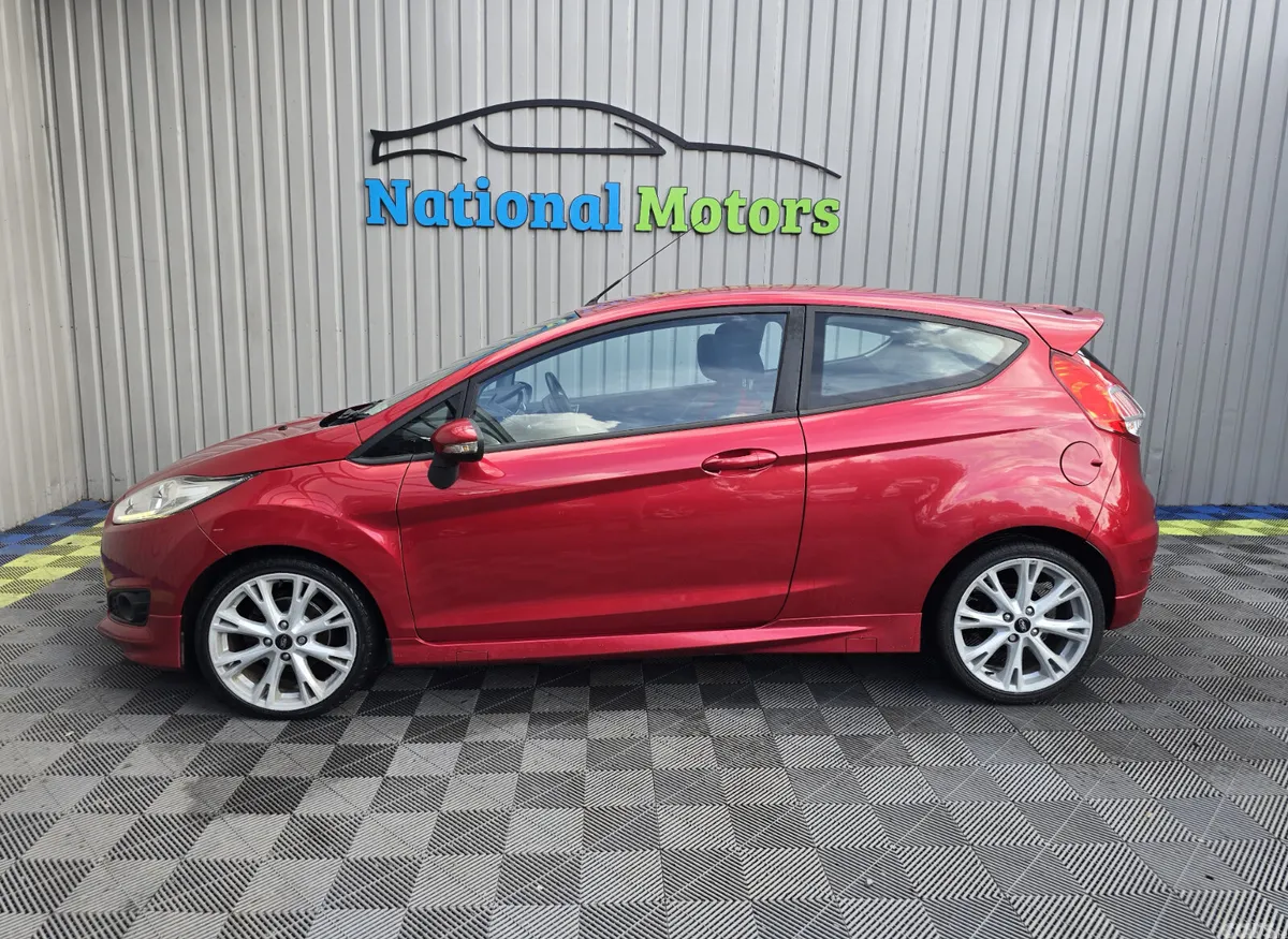 Ford Fiesta Hatchback, Petrol, 2015, Red