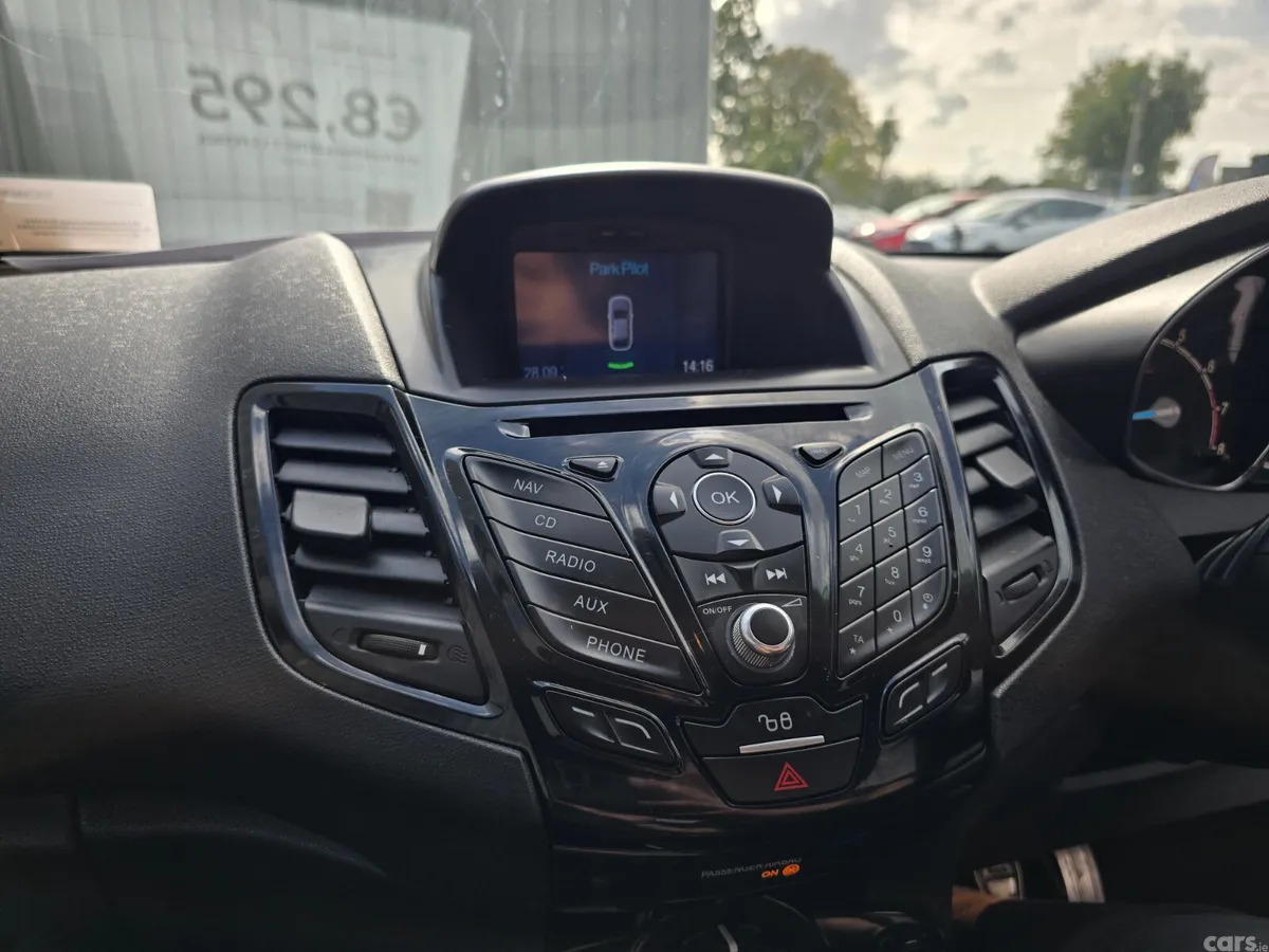 Ford Fiesta Hatchback, Petrol, 2015, Red