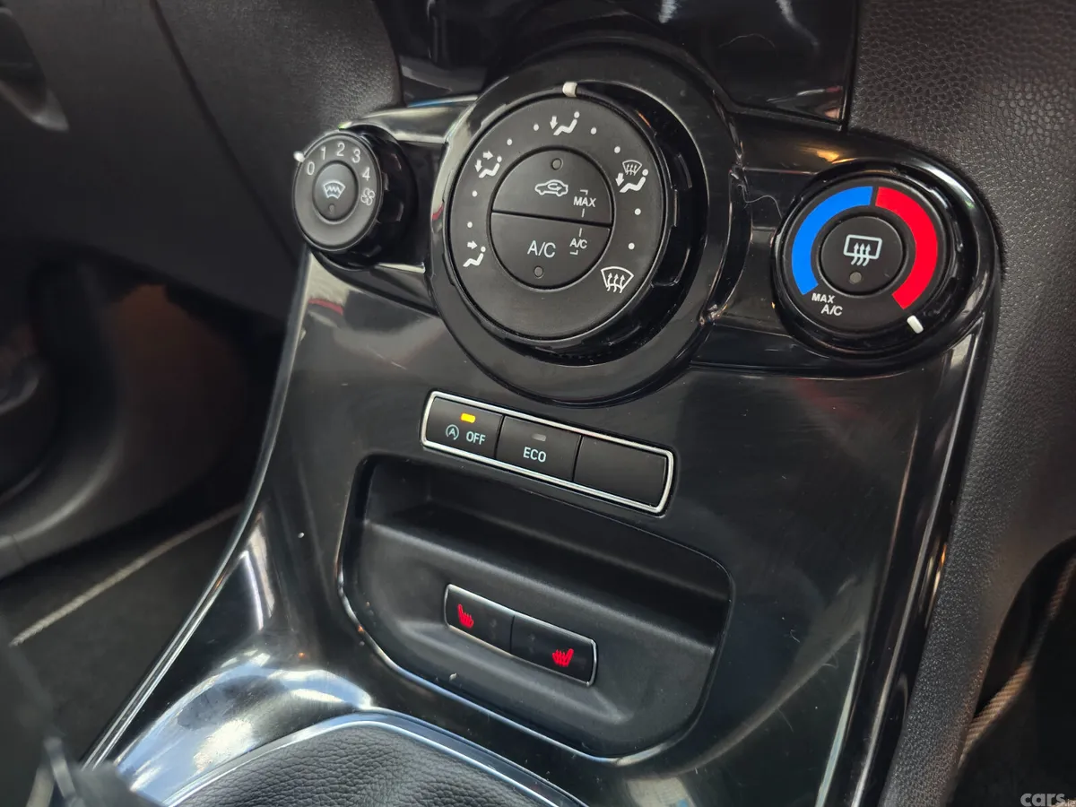 Ford Fiesta Hatchback, Petrol, 2015, Red