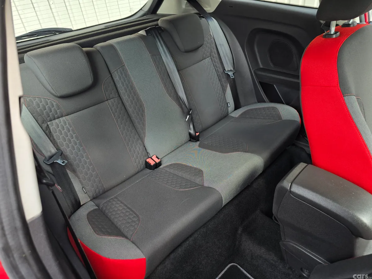 Ford Fiesta Hatchback, Petrol, 2015, Red