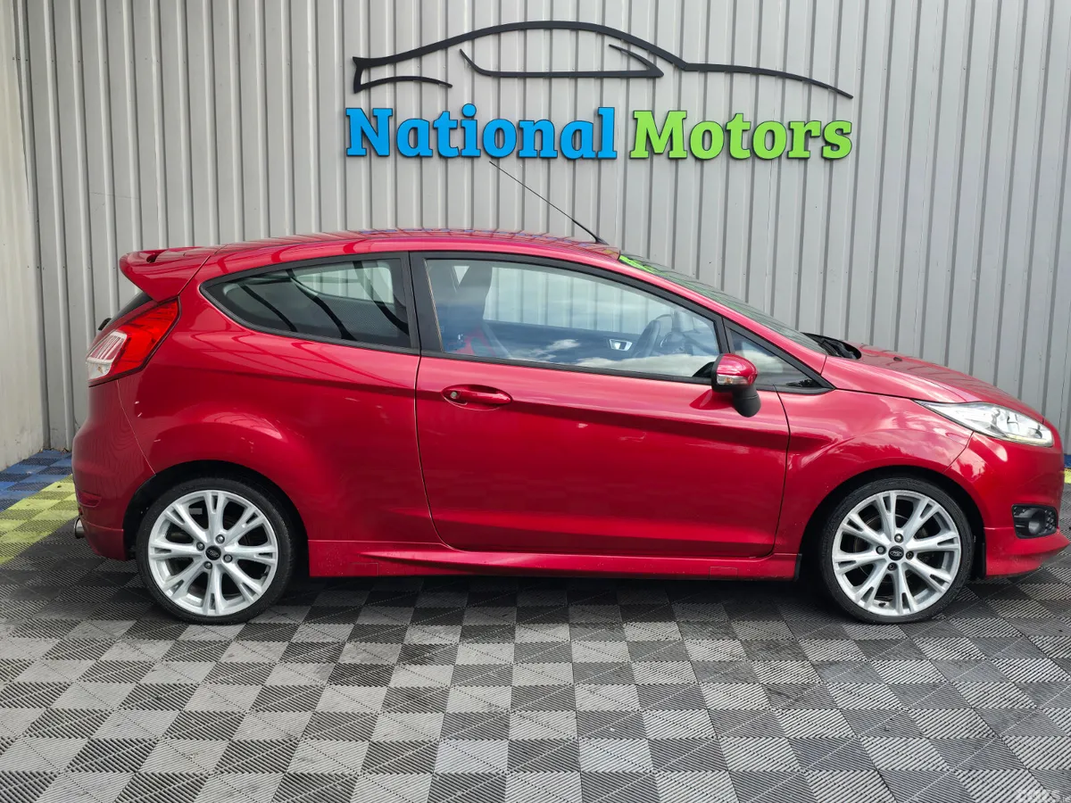 Ford Fiesta Hatchback, Petrol, 2015, Red