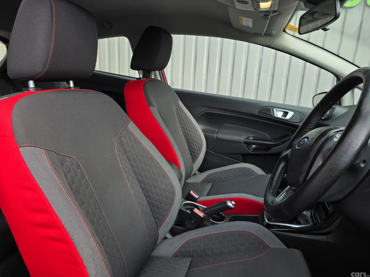 Ford Fiesta Hatchback, Petrol, 2015, Red