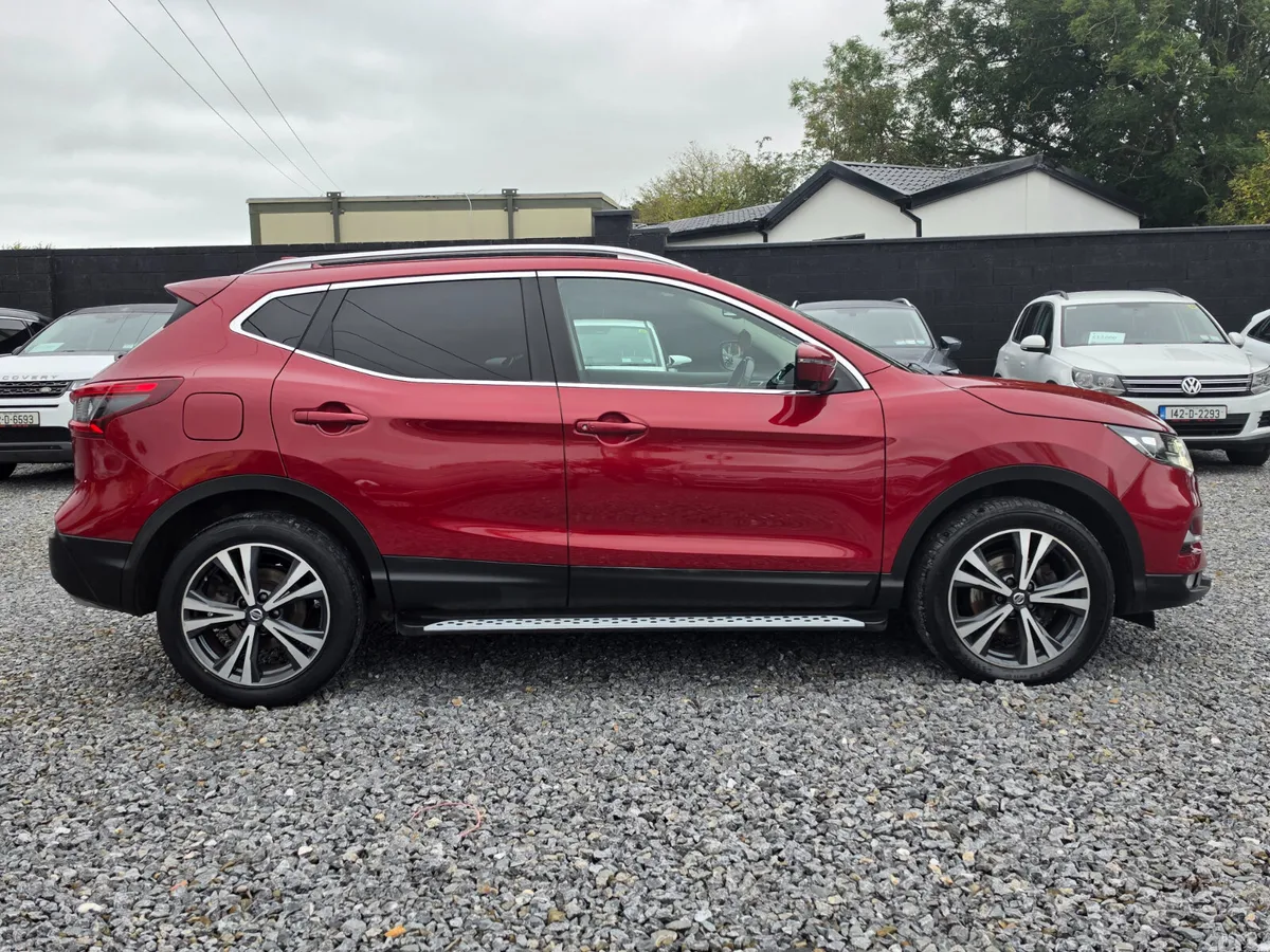 Nissan Qashqai Hatchback, Diesel, 2018, Red