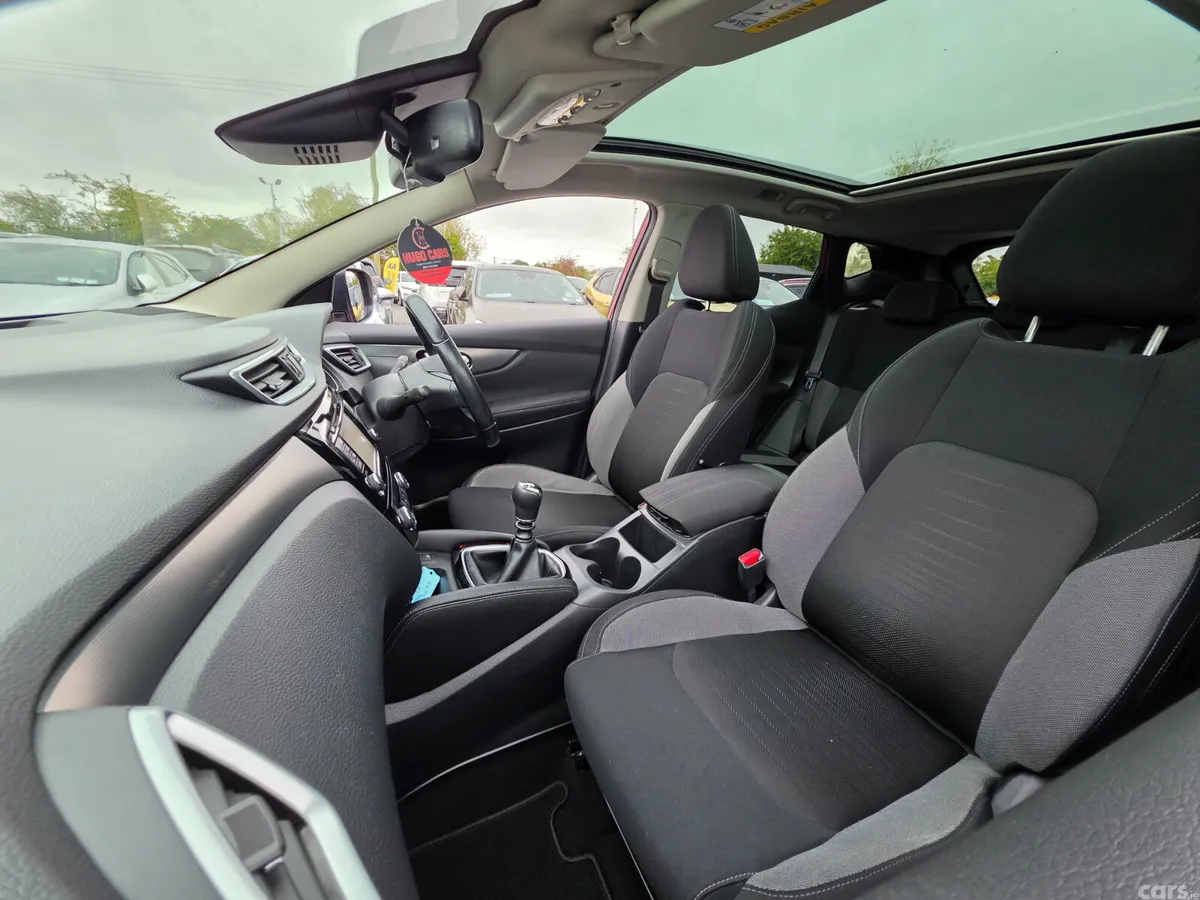 Nissan Qashqai Hatchback, Diesel, 2018, Red