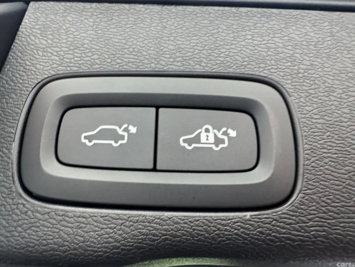 Volvo XC60 SUV, Petrol Hybrid, 2021, Black
