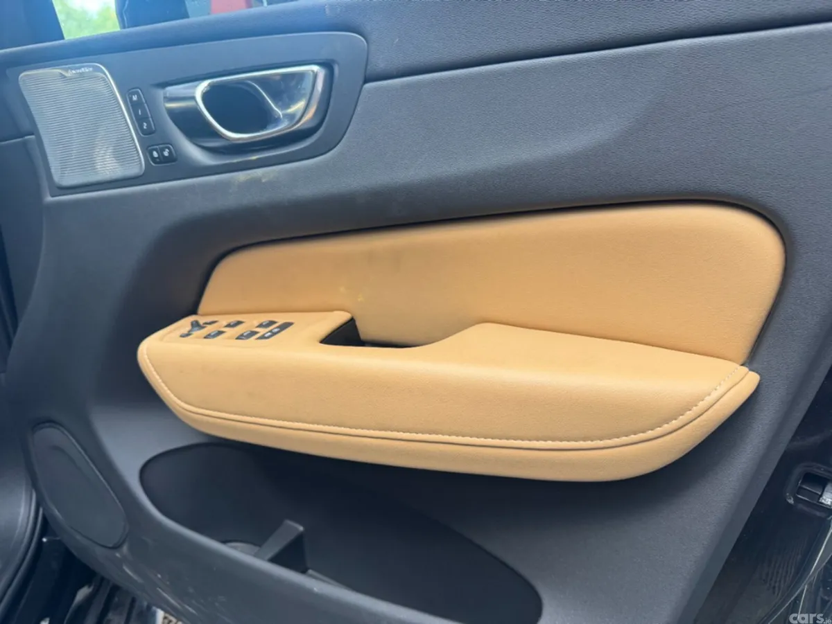 Volvo XC60 SUV, Petrol Hybrid, 2021, Black