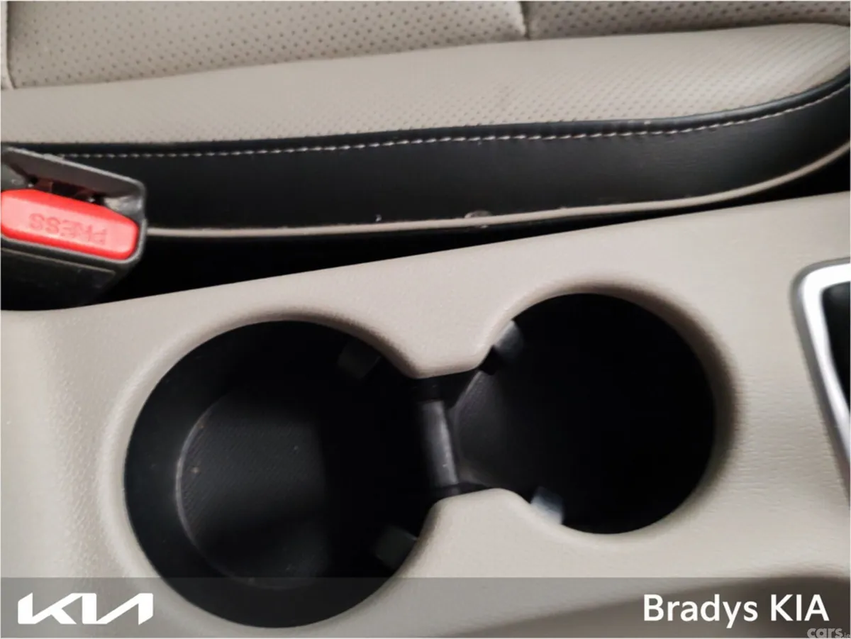 Kia Sportage MPV, Diesel, 2021, Red