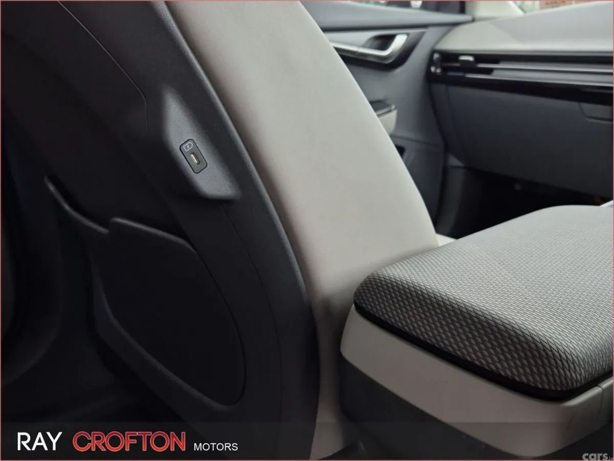 Kia EV6 MPV, Electric, 2026, White
