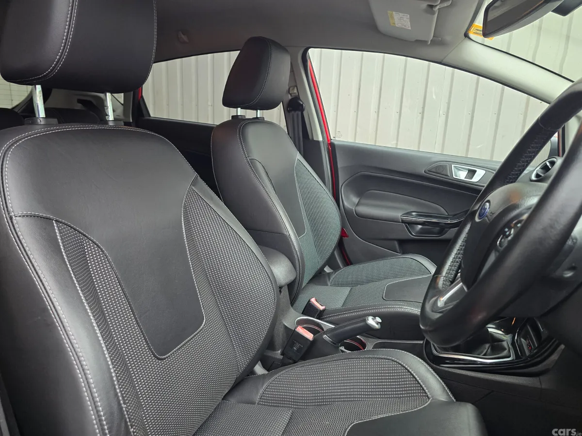 Ford Fiesta Hatchback, Petrol, 2015, Red