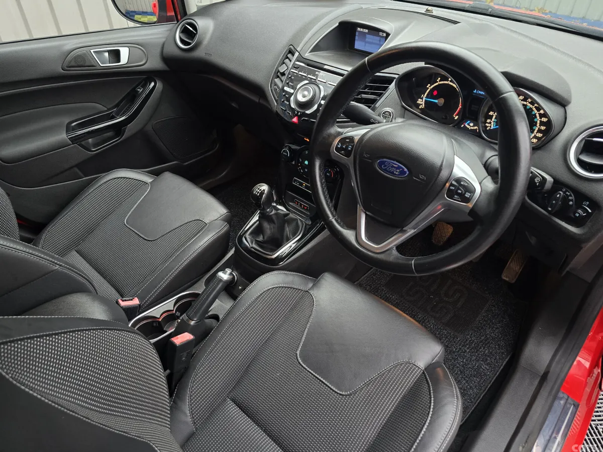 Ford Fiesta Hatchback, Petrol, 2015, Red