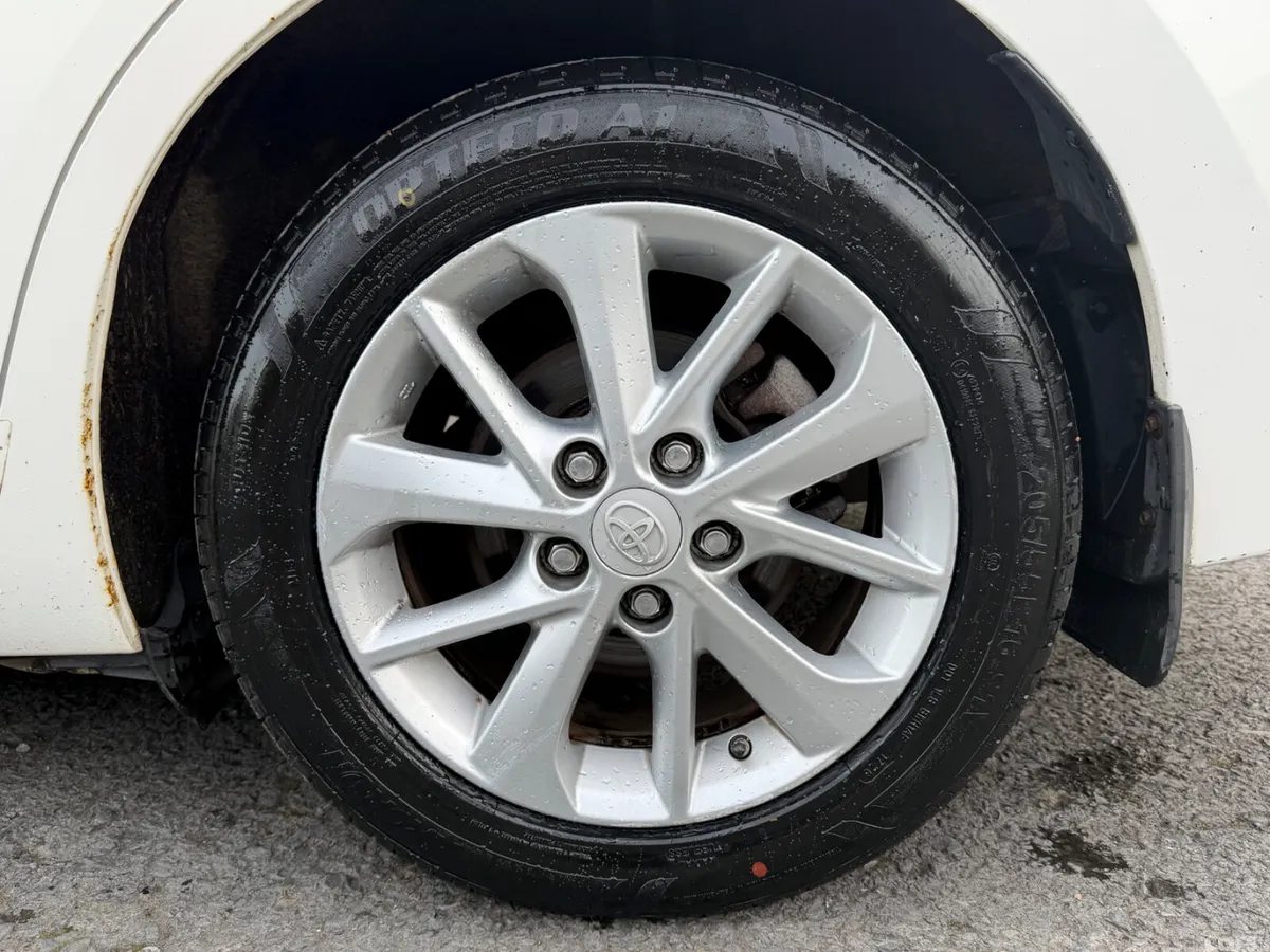 Toyota Corolla Saloon, Diesel, 2015, White