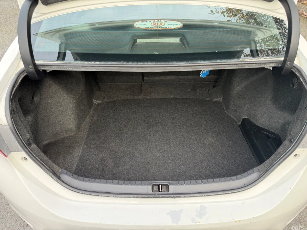 Toyota Corolla Saloon, Diesel, 2015, White
