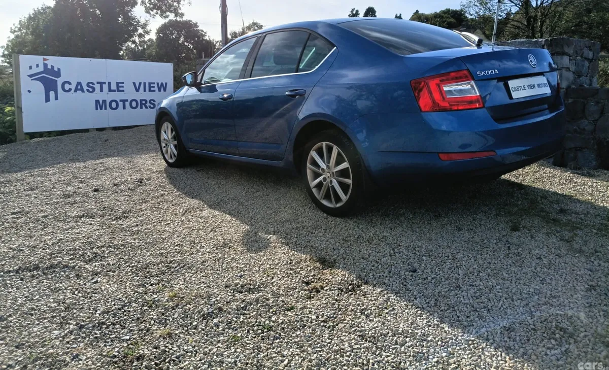 Skoda Octavia Saloon, Petrol, 2017, Blue