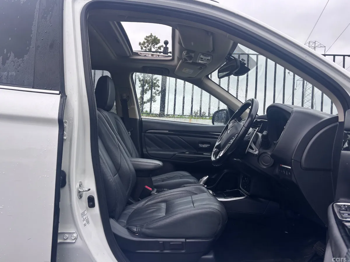 Mitsubishi Outlander SUV, Petrol Plug-in Hybrid, 2017, White