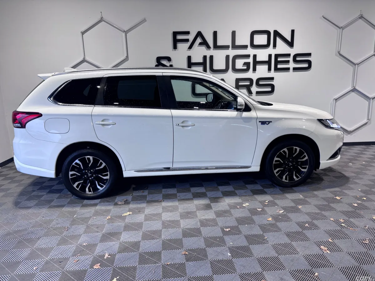 Mitsubishi Outlander SUV, Petrol Plug-in Hybrid, 2017, White