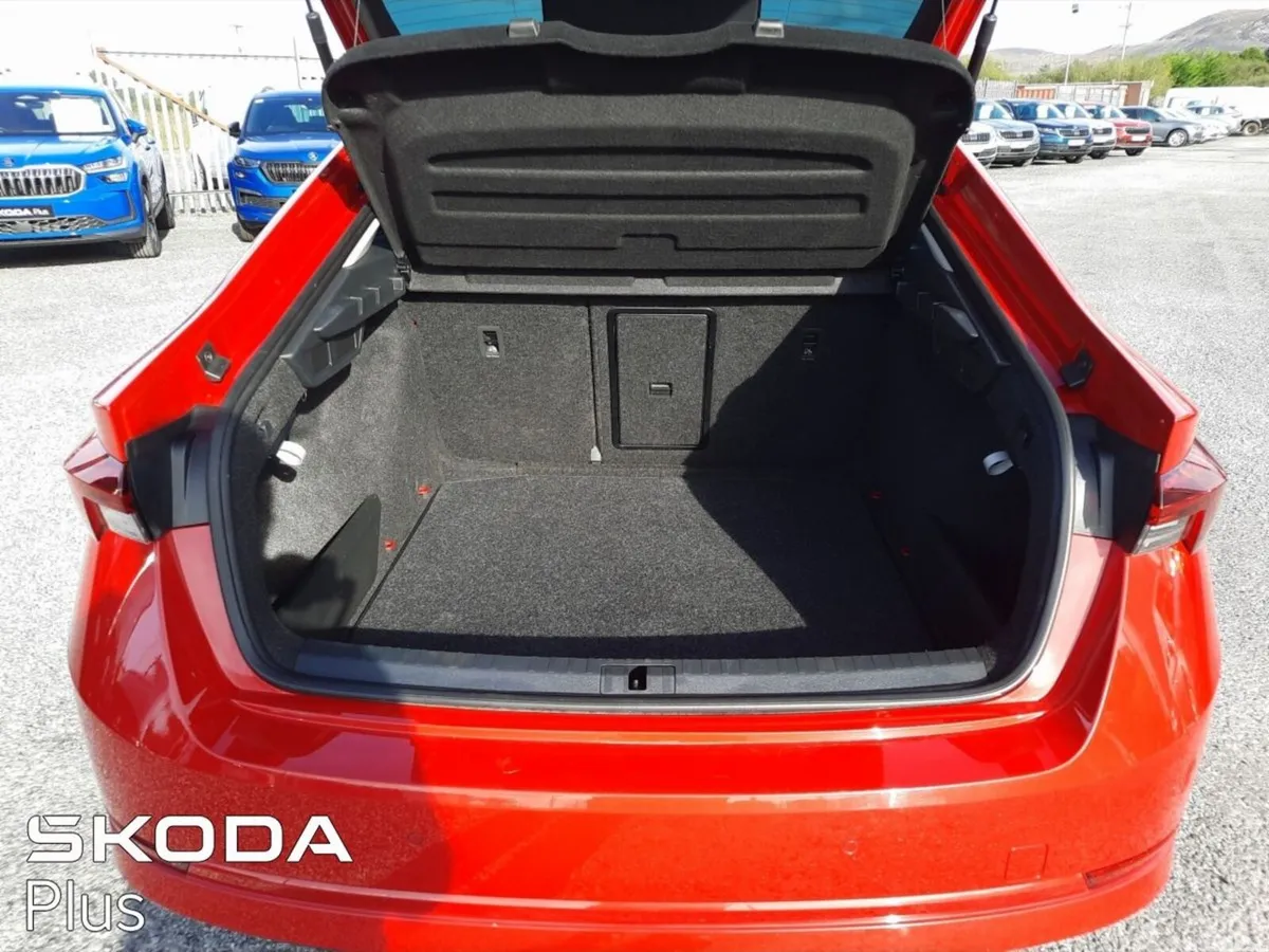 Skoda Octavia Saloon, Diesel, 2024, Red