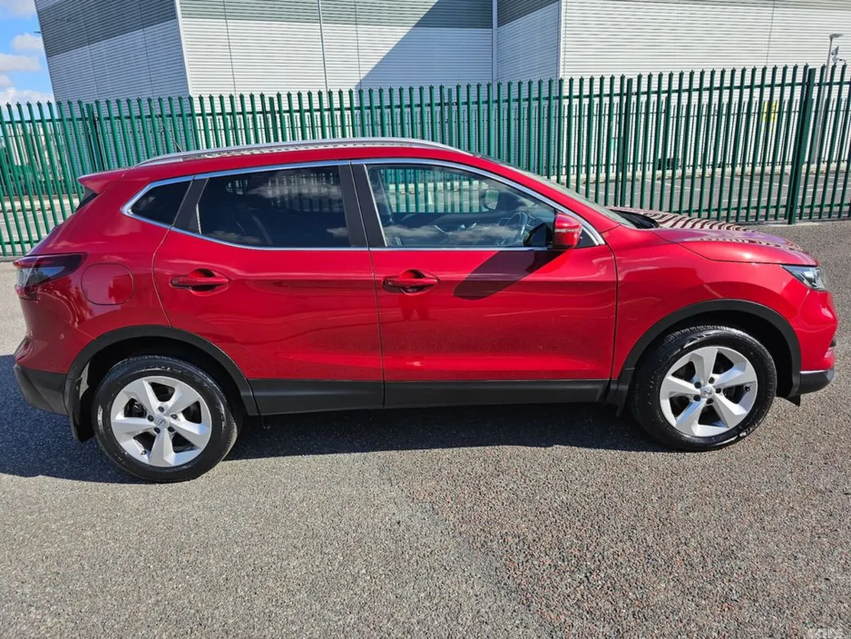 Nissan Qashqai MPV, Diesel, 2021, Red