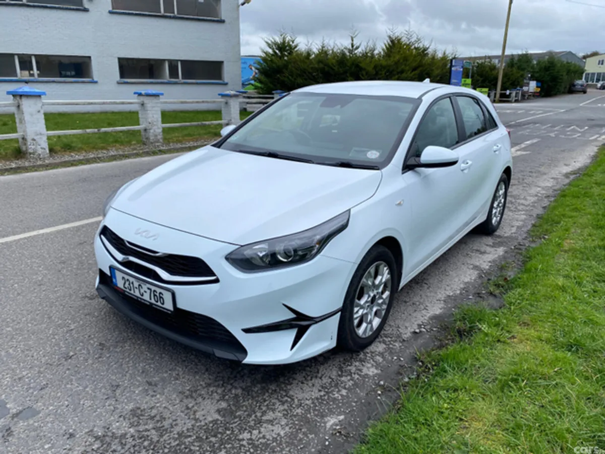 Kia Ceed Hatchback, Diesel Hybrid, 2023, White