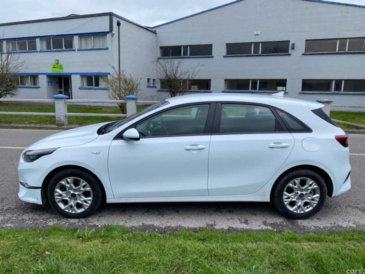 Kia Ceed Hatchback, Diesel Hybrid, 2023, White