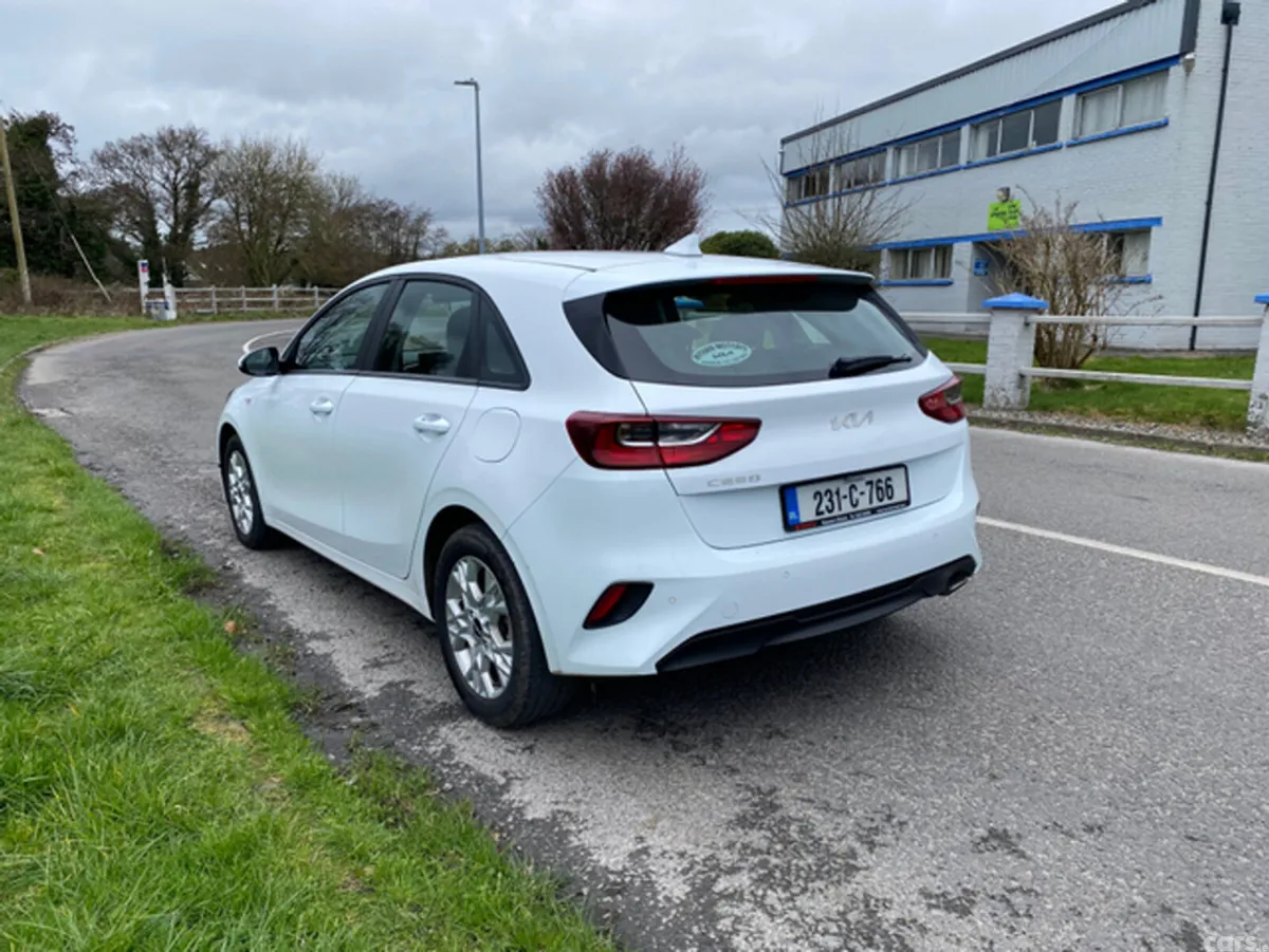 Kia Ceed Hatchback, Diesel Hybrid, 2023, White