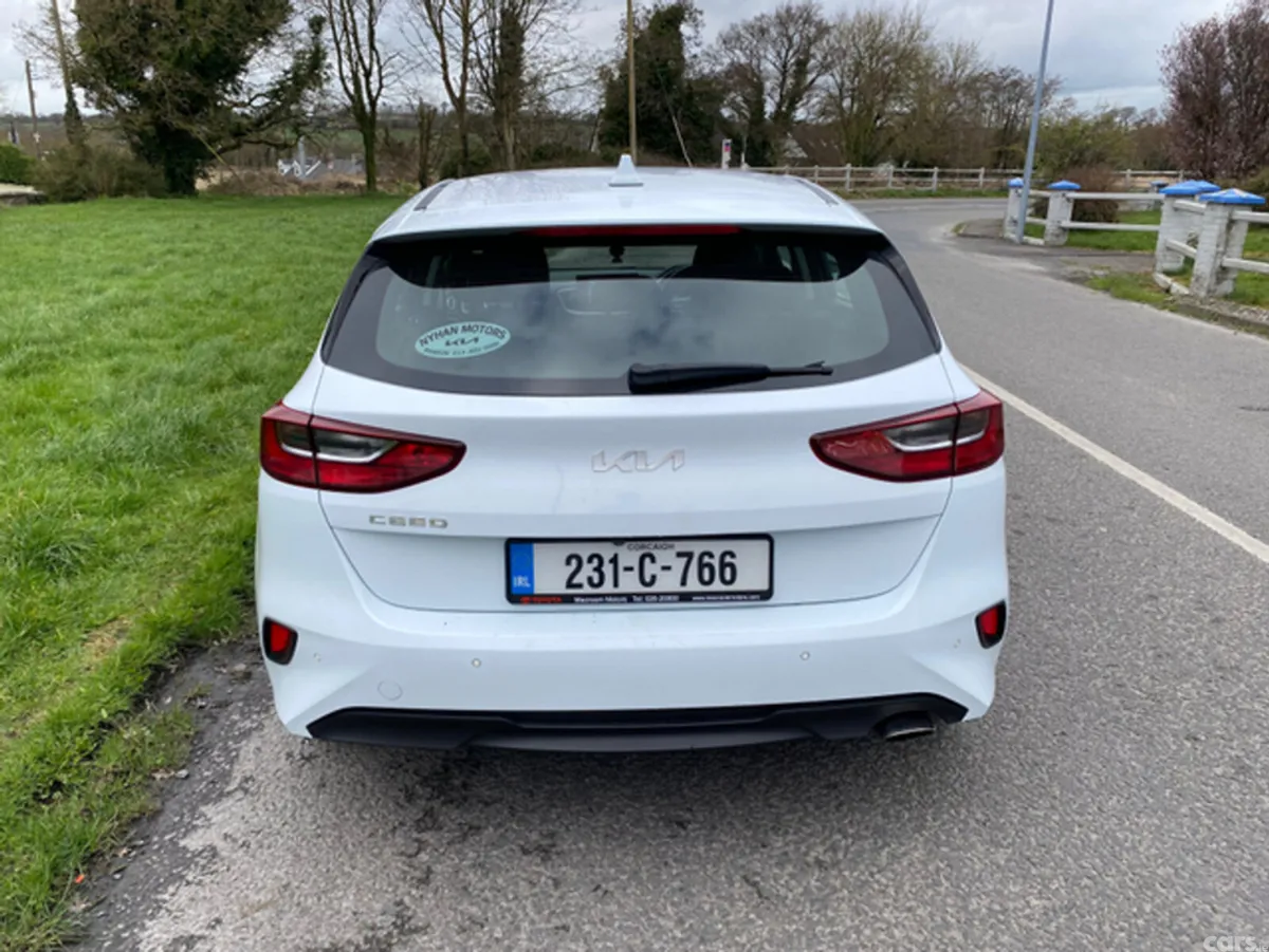 Kia Ceed Hatchback, Diesel Hybrid, 2023, White