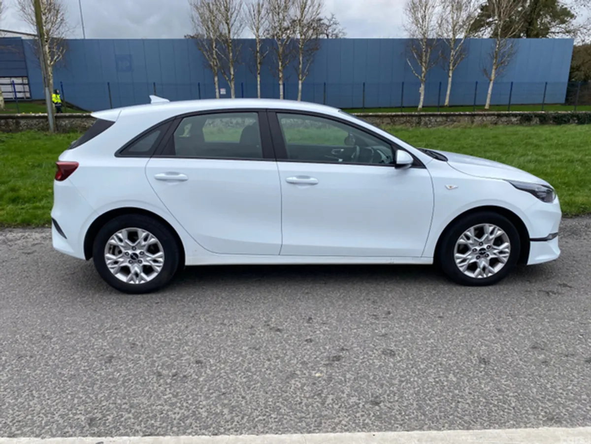 Kia Ceed Hatchback, Diesel Hybrid, 2023, White