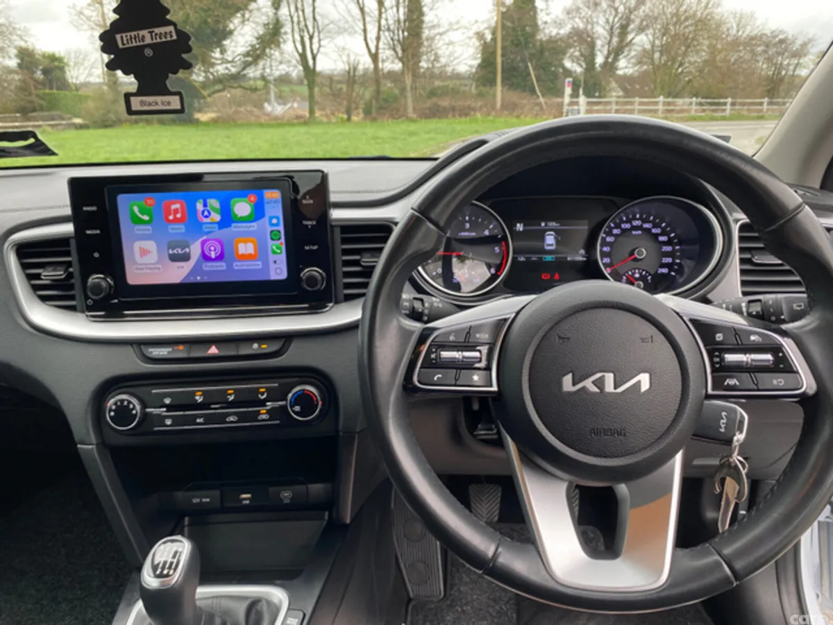 Kia Ceed Hatchback, Diesel Hybrid, 2023, White